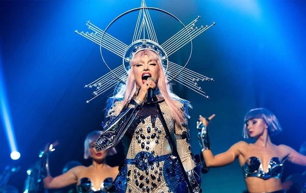 В золоте и с крыльями: Длинноногая Полякова покорила Сеть