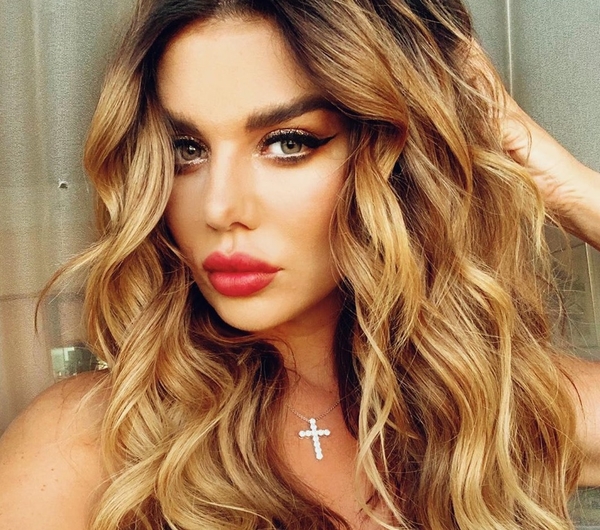 "Совсем исхудала": Седокова похвасталась формами в купальнике