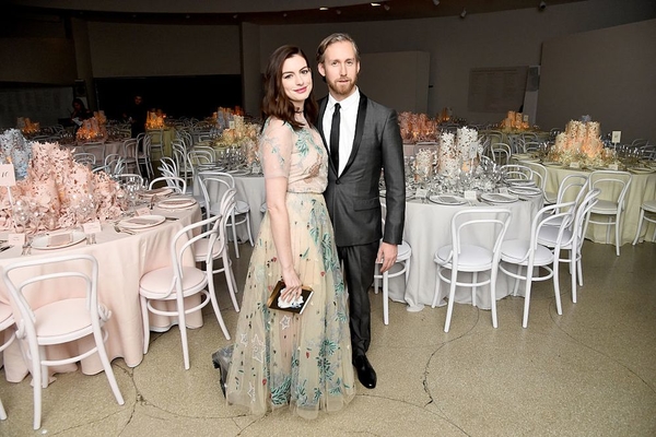 Энн Хэтэуэй и Адам Шульман во второй раз станут родителями