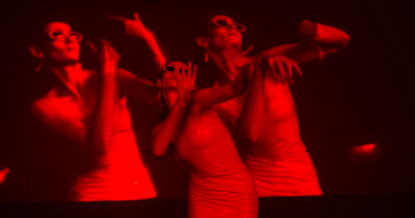 Луна презентовала клип "Дельфины" и анонсировала сольный концерт