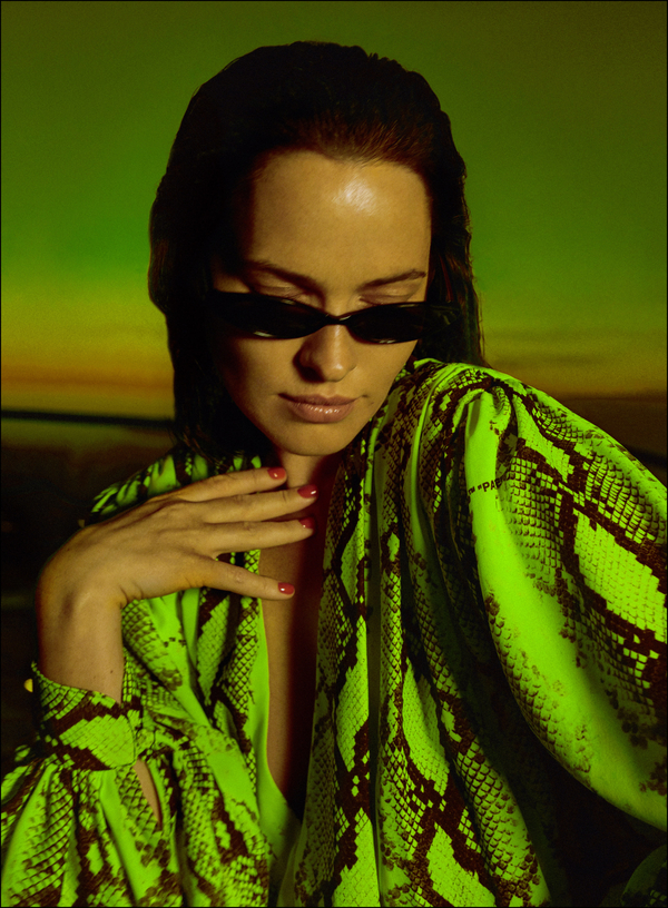 Даша Астафьева выпустила манящее лирик-видео на песню "Основной инстинкт"