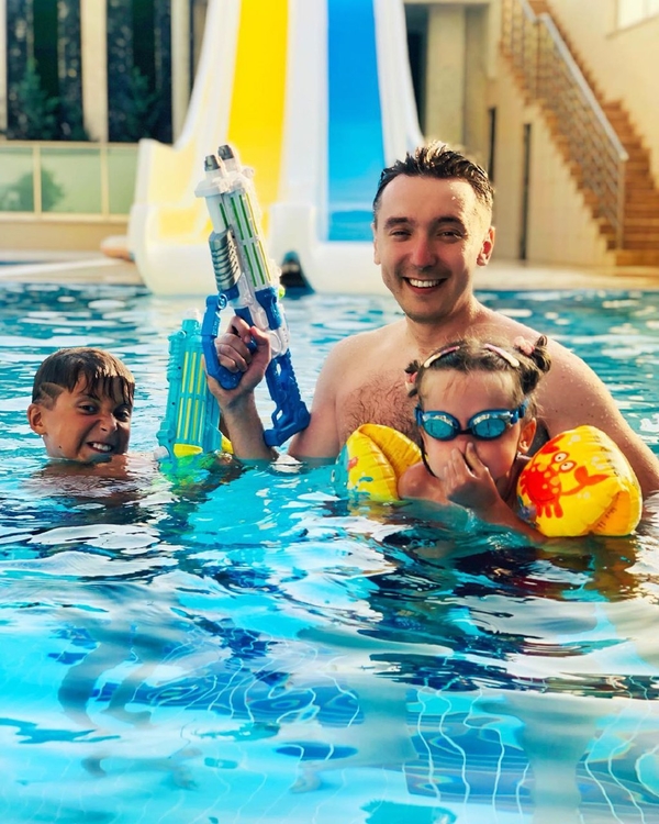 На отдых - всей семьей: Михаил Присяжнюк показал, как проводит отпуск