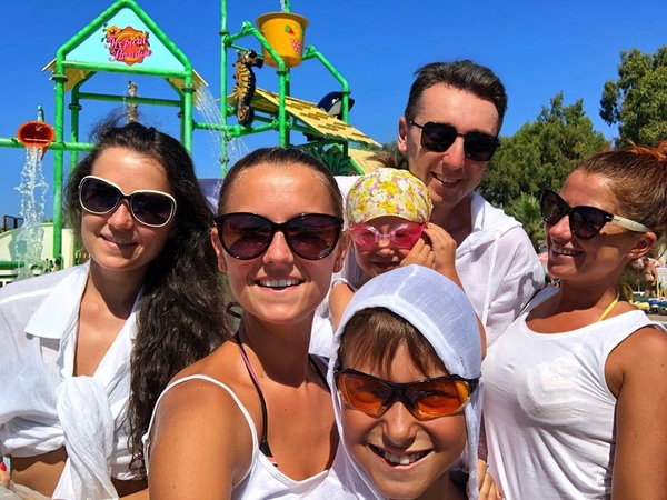 На отдых - всей семьей: Михаил Присяжнюк показал, как проводит отпуск