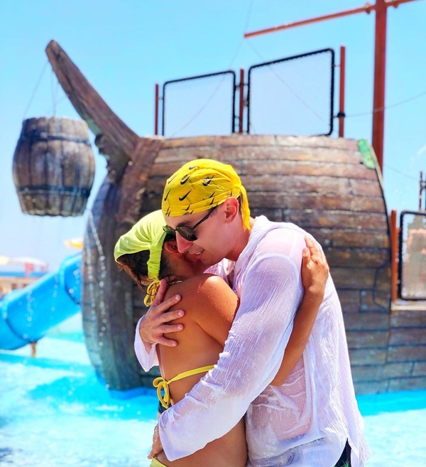 На отдых - всей семьей: Михаил Присяжнюк показал, как проводит отпуск