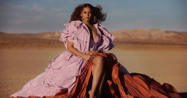 В бордовом платье с большим разрезом: Бейонсе похвасталась эффектным нарядом