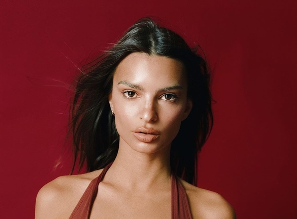 Идеальное тело: Ратаковски продемонстрировала фигуру в модном купальнике