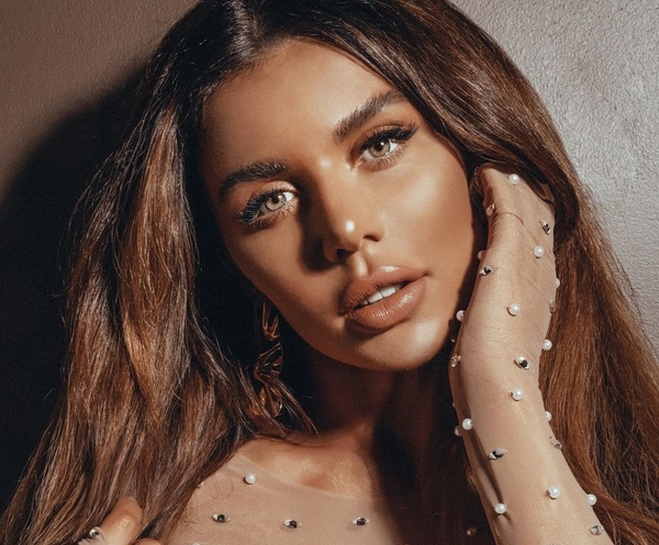 "Опять попа?": Седокова рассорила поклонников новым снимком