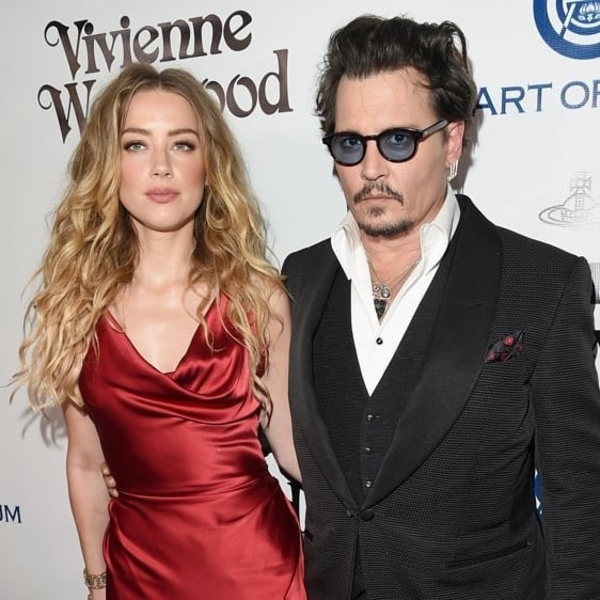 Сетью гуляет фото Джонни Деппа на носилках - увечья нанесла жена