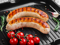 Домашние куриные колбаски в духовке: видеорецепт