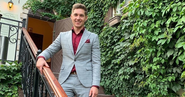 Владимир Остапчук показал редкий кадр с сестрой-двойняшкой