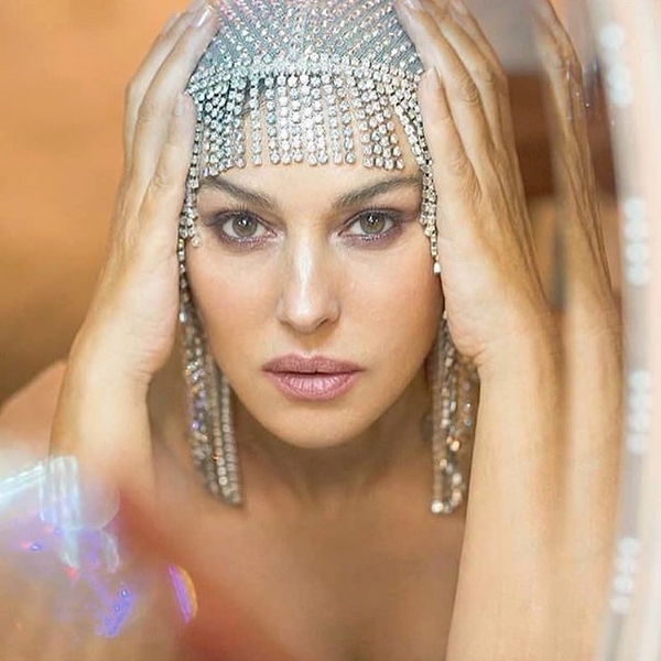 54-летняя Белуччи поделилась горячим летним фото