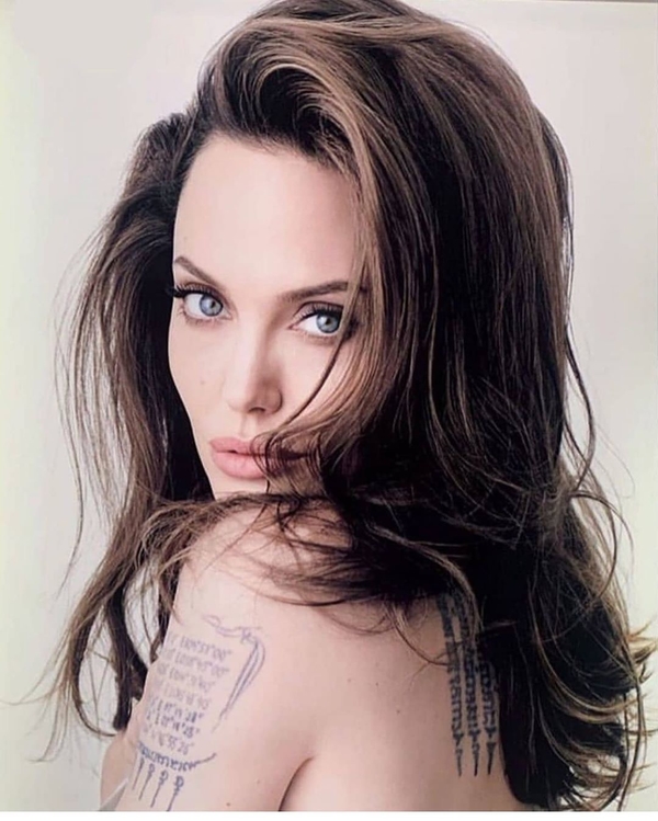 В мешковатом наряде: Анджелину Джоли "подловили" на прогулке с дочерью