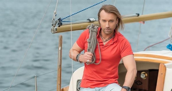 С длинными волосами: Олег Винник показал, как выглядел в юности