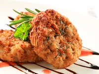 Пальчики оближешь: луковые котлеты в томатном соусе