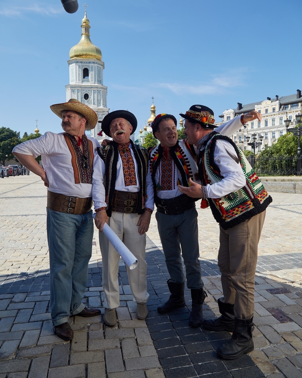 Канал 1+1 завершил съемки сериала "Великі Вуйки"