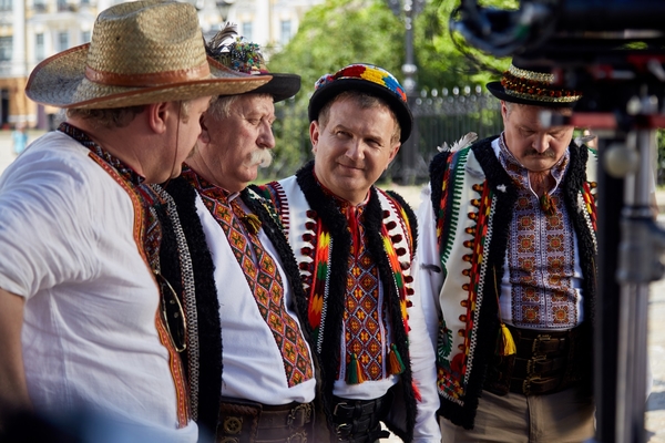 Канал 1+1 завершил съемки сериала "Великі Вуйки"