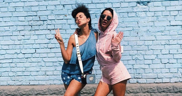 Настя Каменских взбудоражила Сеть постельным фото с подружкой