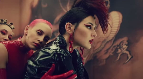 В новом клипе MARUV "зажгла" с гейшами в латексе