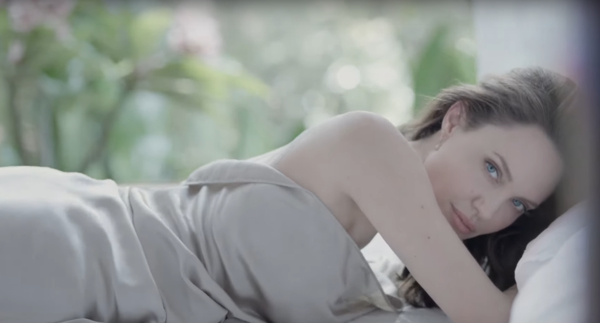 Анджелина Джоли обнажилась в рекламном ролике: видео