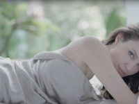 Анджелина Джоли обнажилась в рекламном ролике: видео