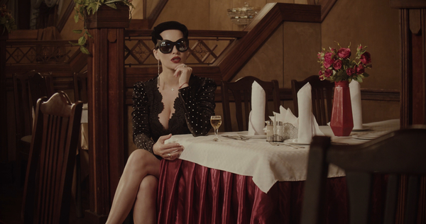 "А он тебя целует": Астафьева с глубоким декольте чувственно декламировала хит 90-х