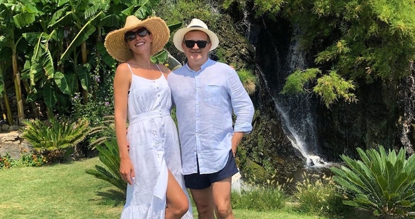 "Искренне влюбленные": Юрий Горбунов умилил Сеть пляжным фото с женой