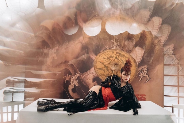 "Фантазии нет предела": MARUV показала новую фотосессию в ярком образе