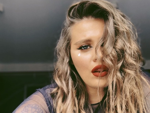 "Ого, неожиданный кадр": Вокалистка KAZKA засветила пышные ягодицы