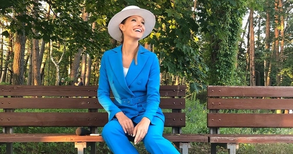 Катя Осадчая похвасталась роскошной фигурой в ретро-купальнике