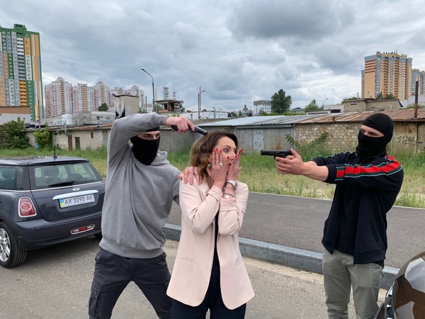 Ведущая канала 2+2 Екатерина Нестеренко стала жертвой автограбителей