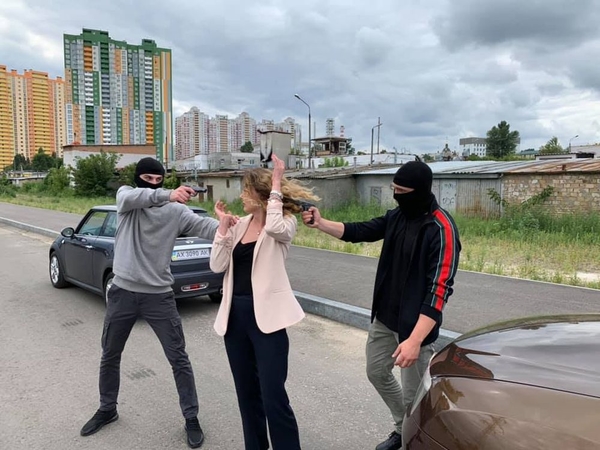 Ведущая канала 2+2 Екатерина Нестеренко стала жертвой автограбителей