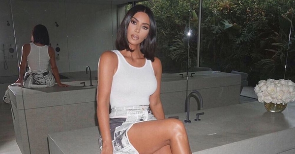 Ким Кардашьян похвасталась соблазнительными формами в коротеньком платье