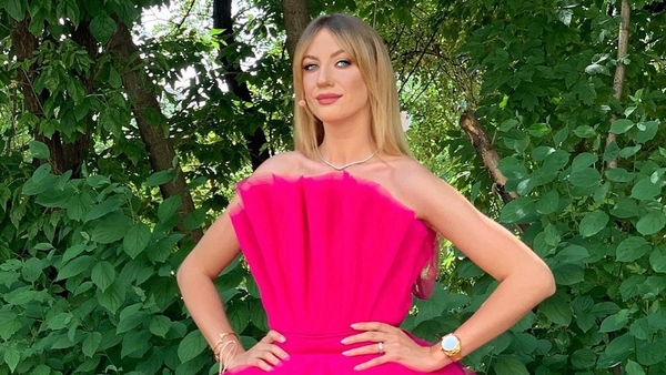 "Да ты модель!": Никитюк эротично позировала в струях водопада