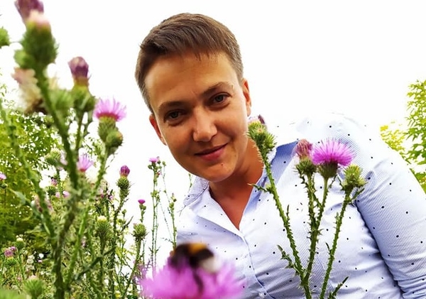 В платье - в море: Стало известно, как проводит отпуск Надежда Савченко