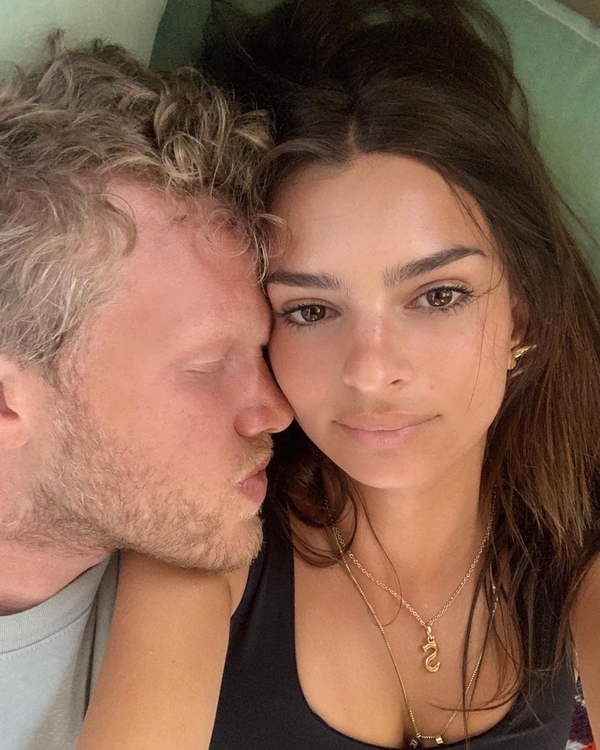 Кружевное белье и...небритые подмышки: Ратаковски выступила за права женщин