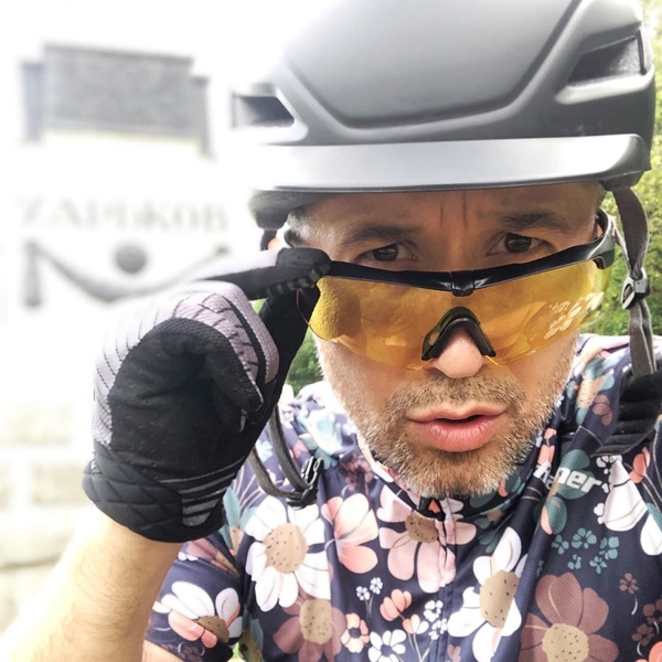 "Теперь я - Надежда": Бабкин в платье и колготах в сетку покорил Сеть