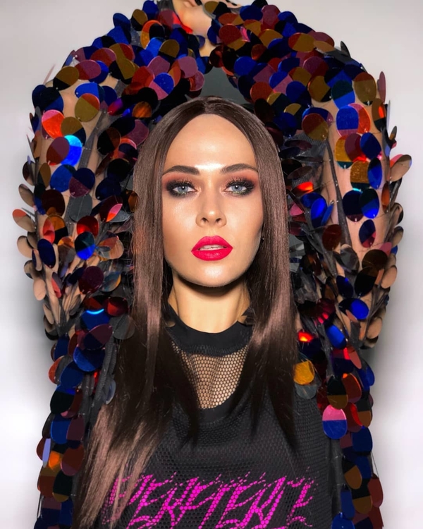 "Богатой будете": Солистку The Hardkiss с белыми волосами не узнали в Сети