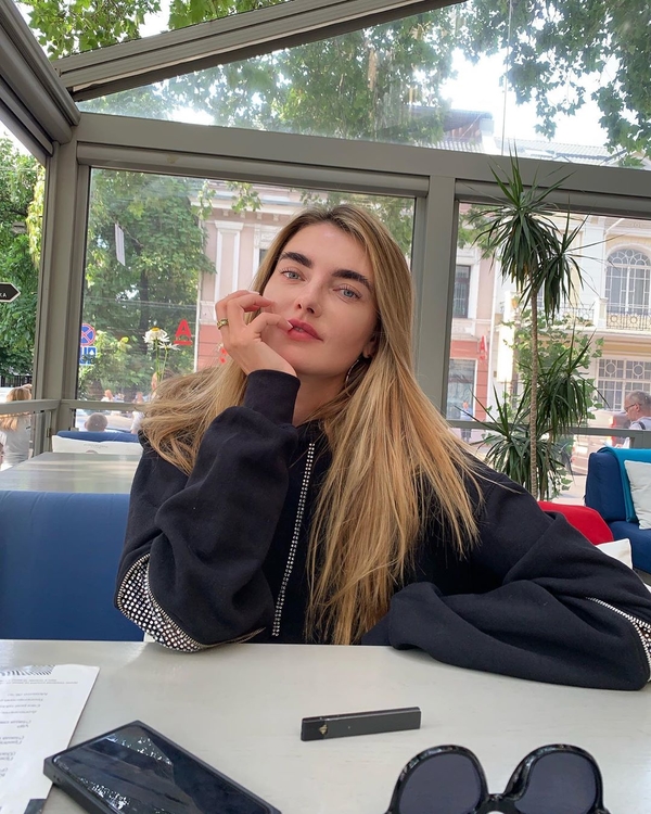 Подруга Леонардо Ди Каприо загорала топлесс на озере в Кропивницком