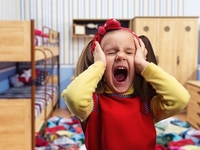 Как успокоить ребенка во время истерики?