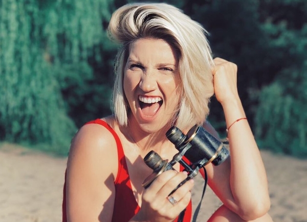 "Это ваш образ!": Анита Луценко поразила Сеть ярким нарядом и кудряшками