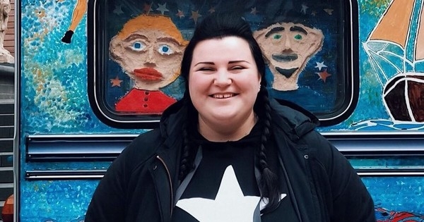 Alyona Alyona шокировала Сеть “кровавой” фотосессией в одном полотенце