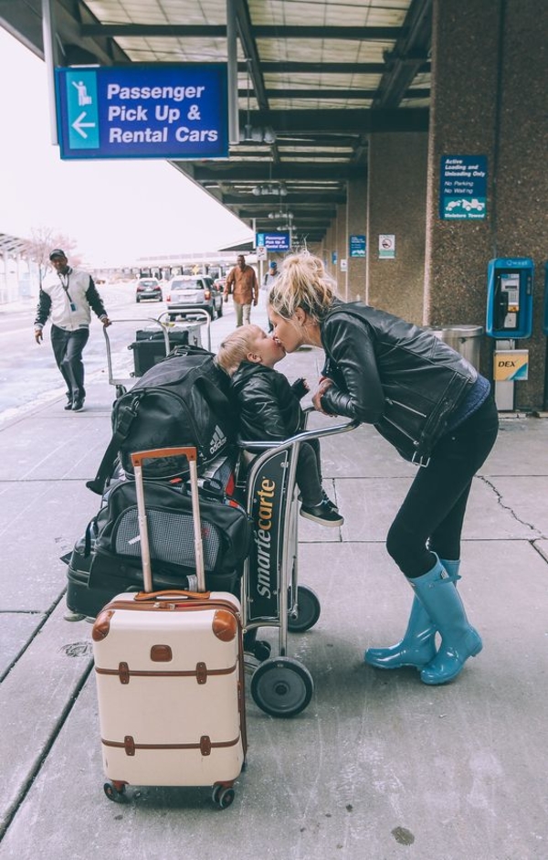 Мама-путешественница: 9 лайфхаков для авиаперелета с детьми