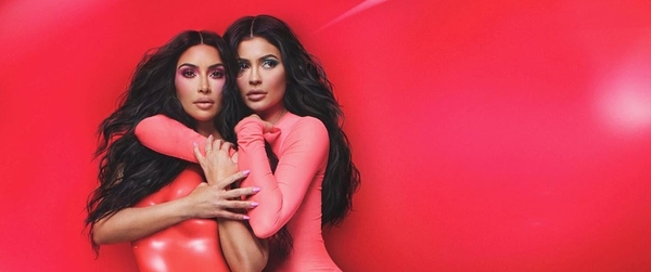 Сестры Кардашьян взорвали Сеть фото в облегающих трико с одной штаниной