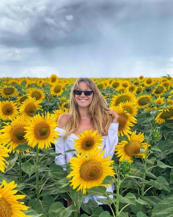 "Ноги от ушей": Леся Никитюк засветила фигуру в ярком купальнике