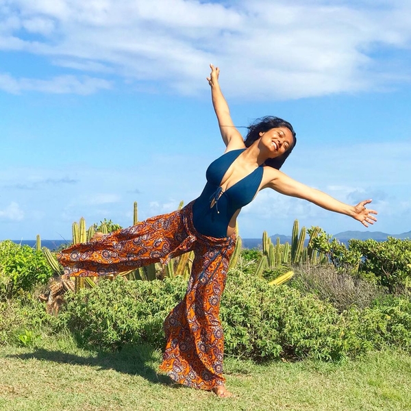 52-летняя Сальма Хайек показала роскошную фигуру в пляжной фотосессии