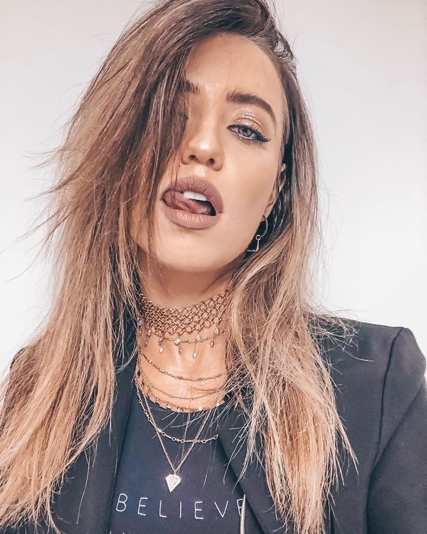 "Сонная фотка из отпуска": Дорофеева очаровала Сеть естественным look-ом