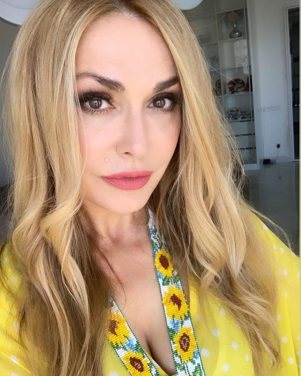 Именинница Ольга Сумская засветилась на берегу озера в полупрозрачном парео