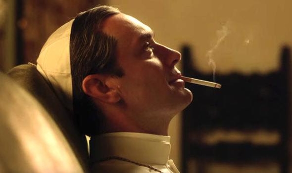 Глава Ватикана в неглиже: В тизере "Нового Папы" Джуд Лоу появился в исподнем