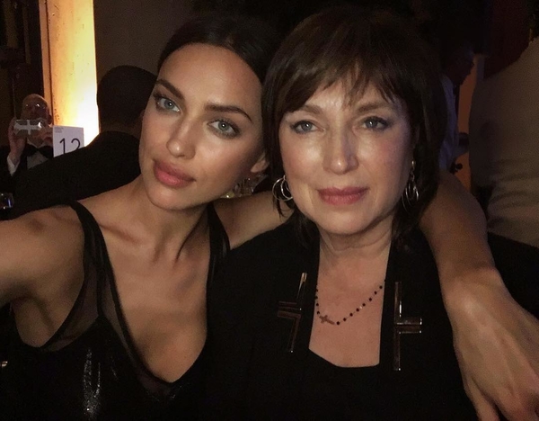 В Сети появилось фото бывшей "тещи" Брэдли Купера в купальнике