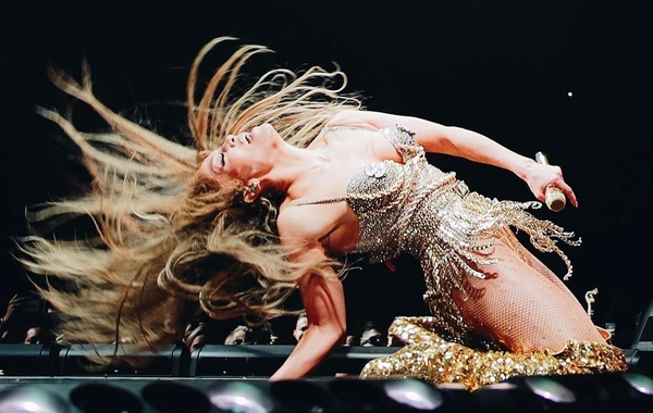 Неподражаемая Джей Ло в роли стриптизерши устроила жаркие танцы "в деньгах"